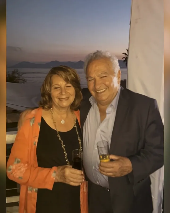 Extrait d’un film Kinora : un couple au bord de la mer, puis une grand-mère et sa petite-fille.